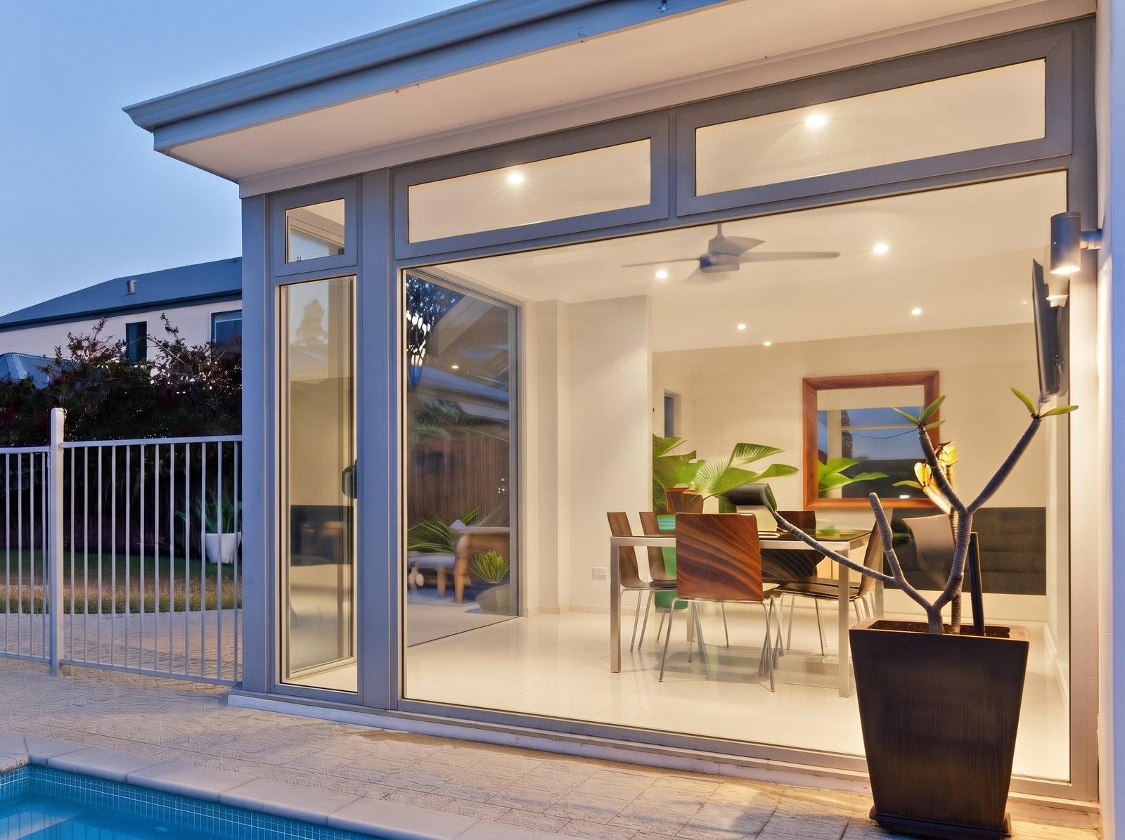 Cleaning_clear_windows_2K_202609041708
