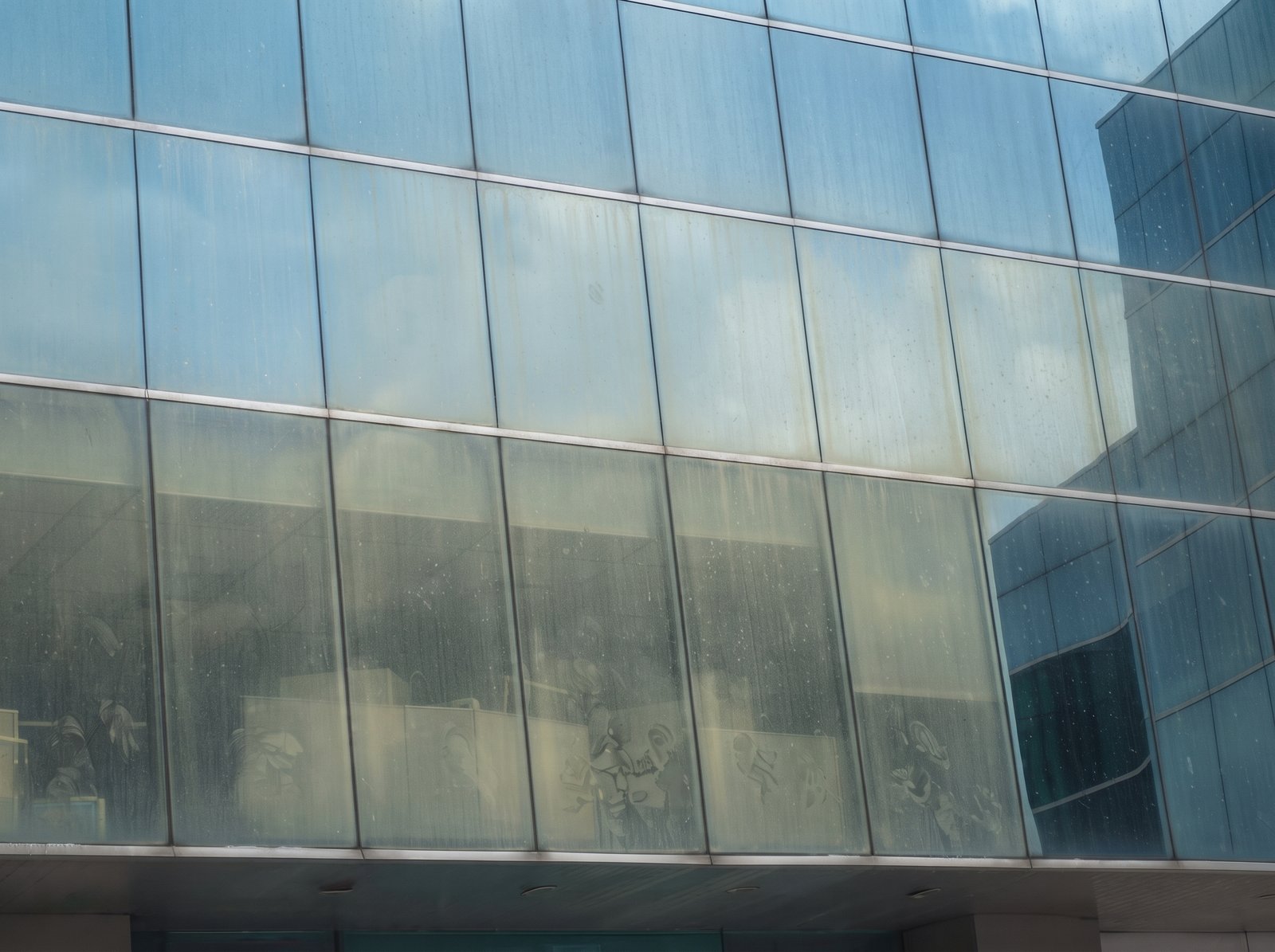 Create_dirty_window_photograph_2K_202609021844 Create_dirty_window_photograph_2K_202609021844